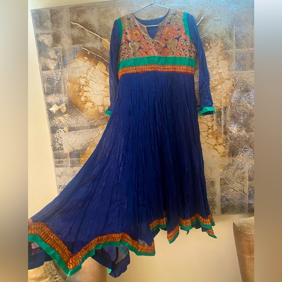 STUNNING CRUSHED KURTA WITH FRONT AND BACK HAND EMBROIDERY. VERY RICH AND FORMAL - Picture 2 of 4